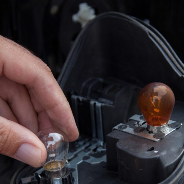 Dlaczego często przepalają się żarówki w samochodzie?