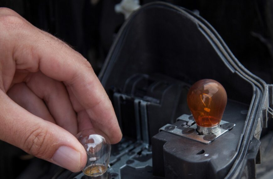 Dlaczego często przepalają się żarówki w&hellip;