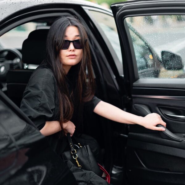 Dlaczego kopie mnie prąd jak dotykam metalu po wyjściu z samochodu?