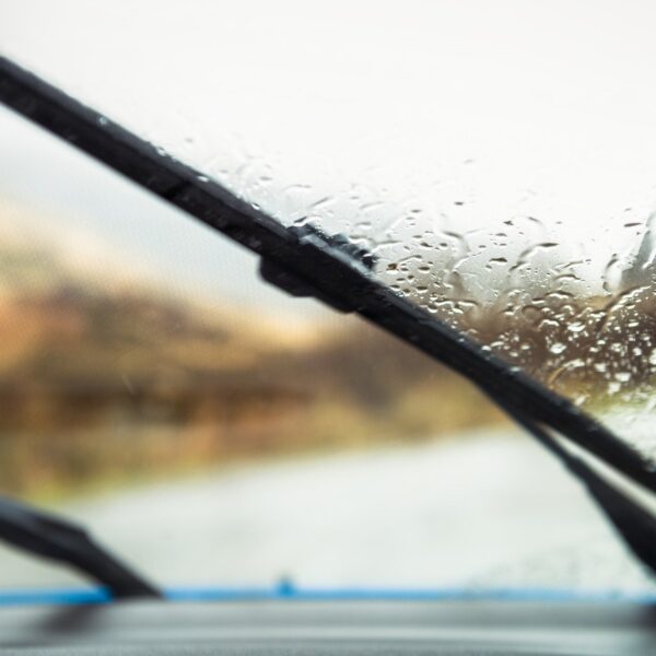 Jak wymienić wycieraczki samochodowe? Poradnik krok po kroku
