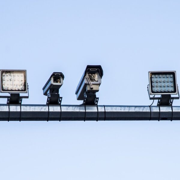 Odcinkowy pomiar prędkości: jak działa i jakie są jego skutki?