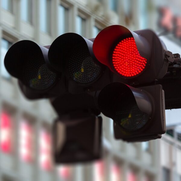 Sygnalizatory świetlne: rodzaje, znaczenie i interpretacja