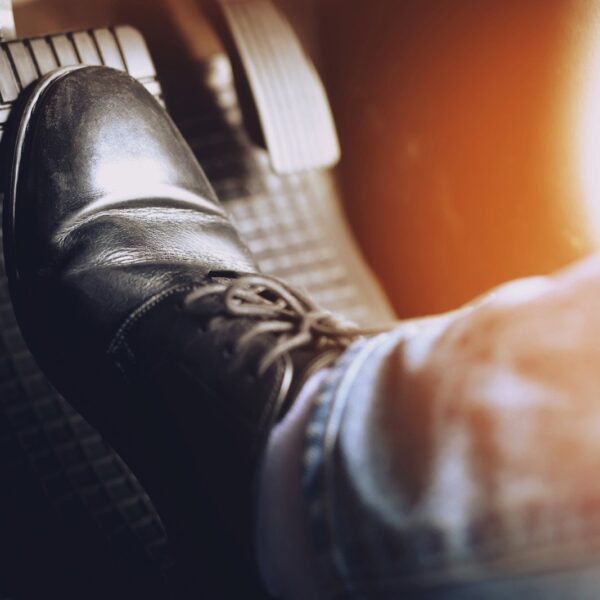 Jak poprawnie przeprowadzić hamowanie silnikiem? Techniki i korzyści