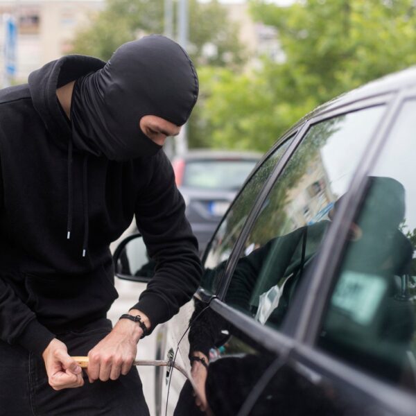 Jak zabezpieczyć samochód przed kradzieżą? Poradnik dla kierowców