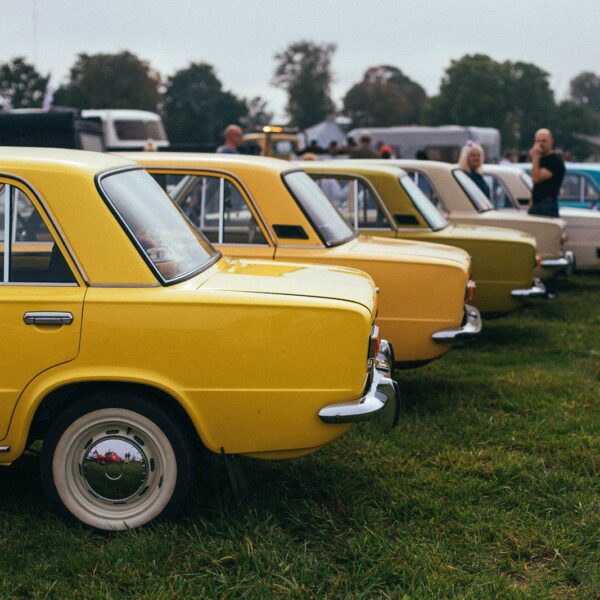 Historia legendarnych modeli samochodów: od klasyków po współczesne ikony motoryzacji