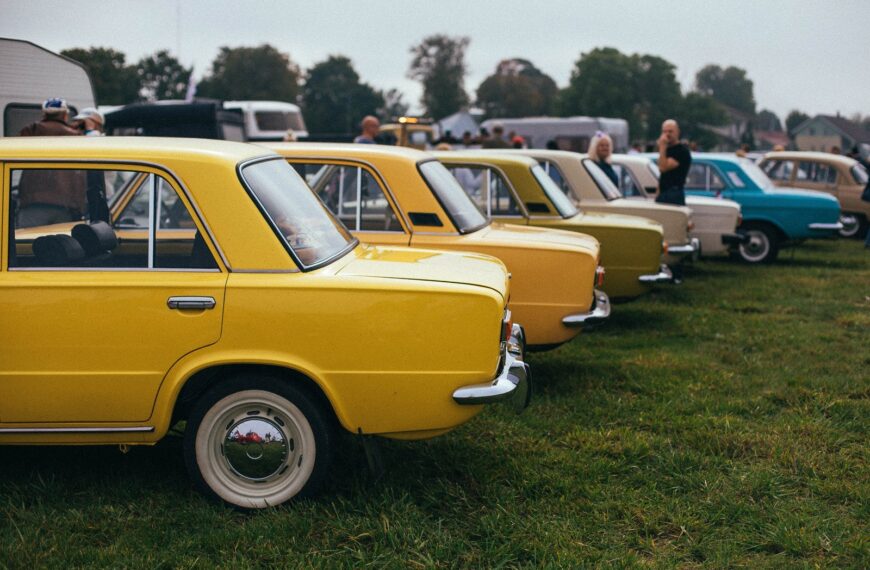 Historia legendarnych modeli samochodów: od klasyków po współczesne ikony motoryzacji