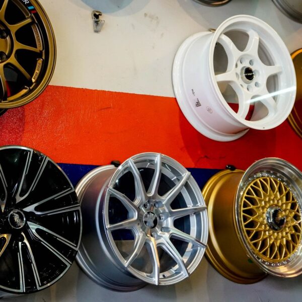Jakie wybrać felgi do samochodu? Poradnik dla początkujących