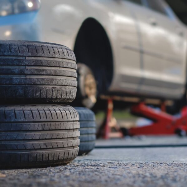 Jak wybrać odpowiednie opony całoroczne? Plusy i minusy w porównaniu z sezonowymi