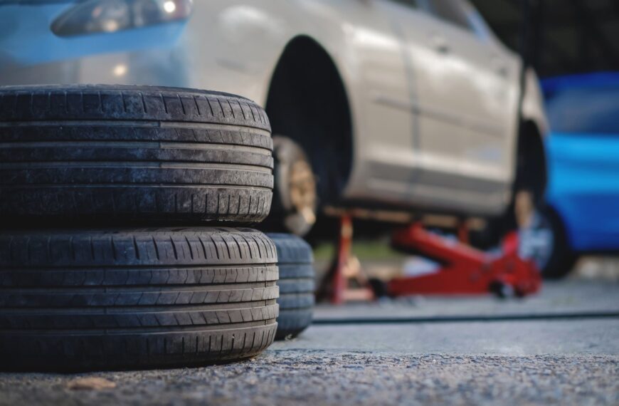 Jak wybrać odpowiednie opony całoroczne? Plusy i minusy w porównaniu z sezonowymi