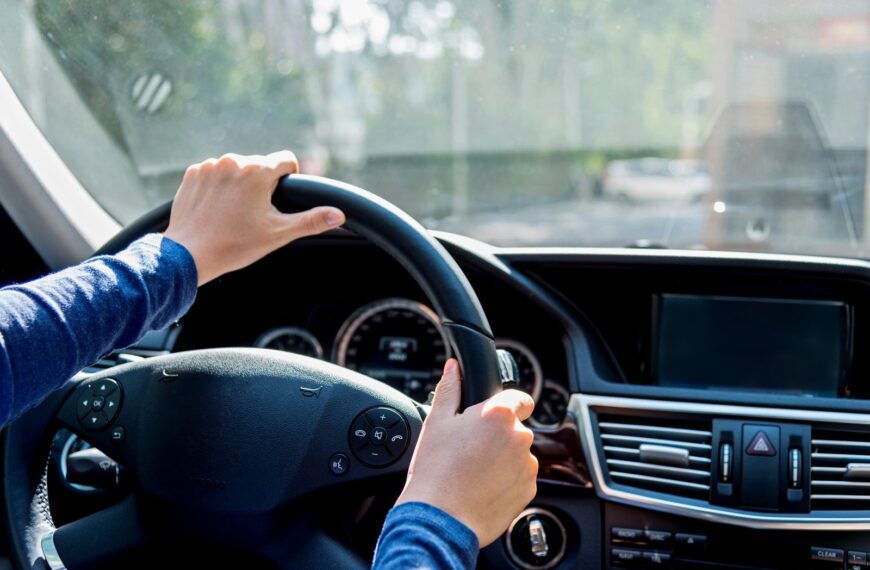 Przewodnik po samochodowych systemach multimedialnych: co warto wiedzieć?