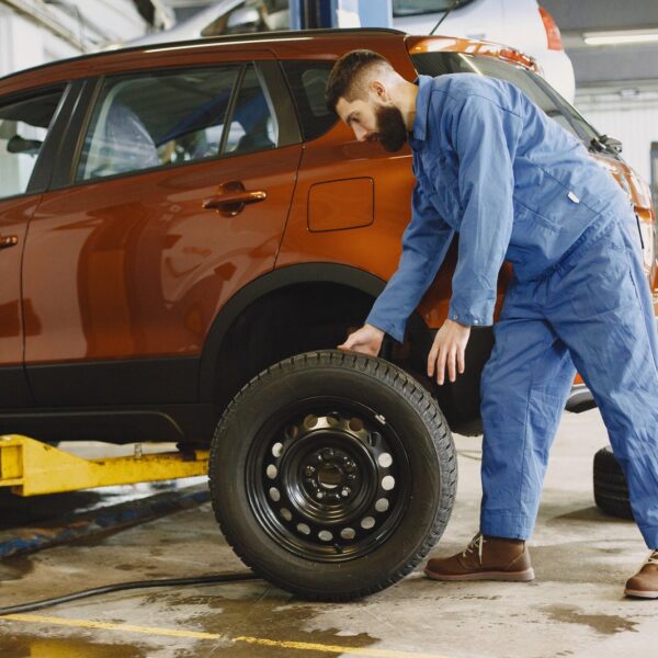 Przewodnik po oznaczeniach na oponach: Co znaczą cyfry i litery na bocznej ścianie?