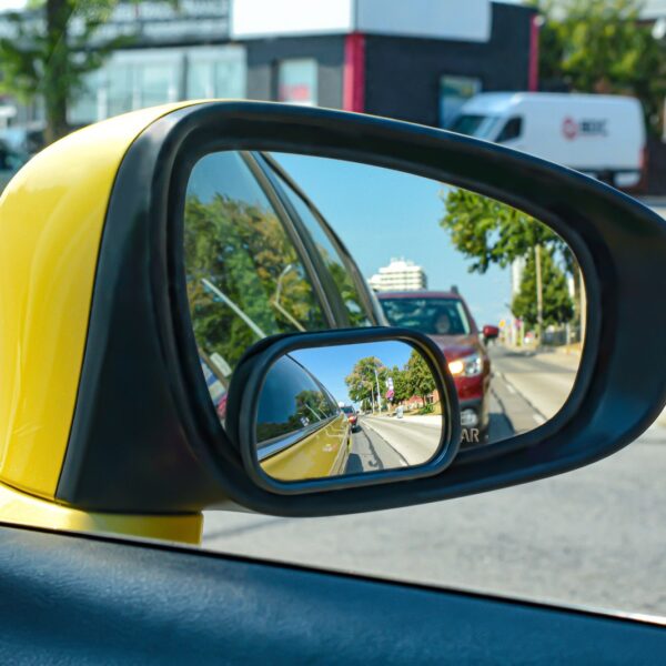 Jak działa system monitorowania martwego pola i dlaczego warto go mieć w swoim samochodzie?