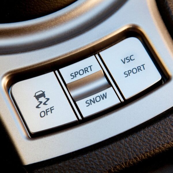 Co to jest system kontroli trakcji (TCS) i jak wpływa na bezpieczeństwo jazdy?