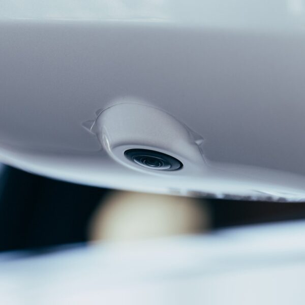 Historia i rozwój technologii wspomagania parkowania: od czujników po autonomiczne systemy.