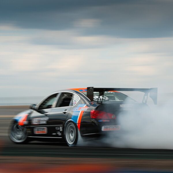 Historia wyścigów samochodowych: kluczowe momenty i wpływ na rozwój motoryzacji