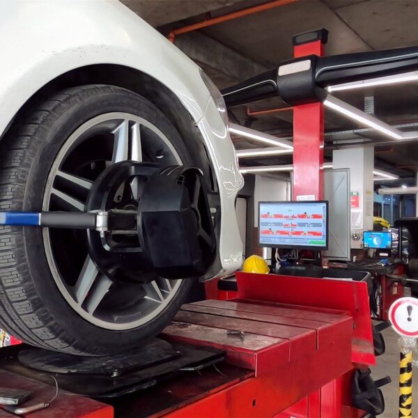 Jak prawidłowo ustawić geometrię kół w samochodzie? Znaczenie i procedura.