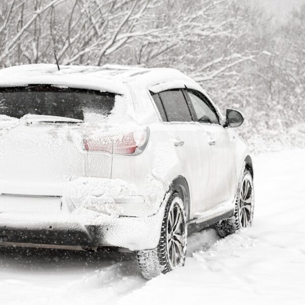 Zabezpieczanie samochodu na zimę: przygotowanie pojazdu do niskich temperatur i trudnych warunków drogowych.