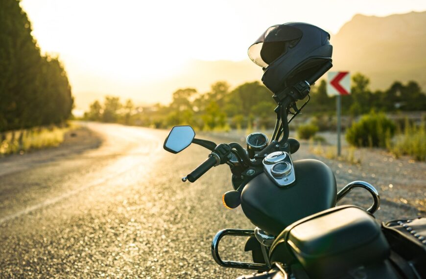 Jak technologiczne rozwiązania wpływają na bezpieczeństwo motocykli: przegląd nowoczesnych systemów.