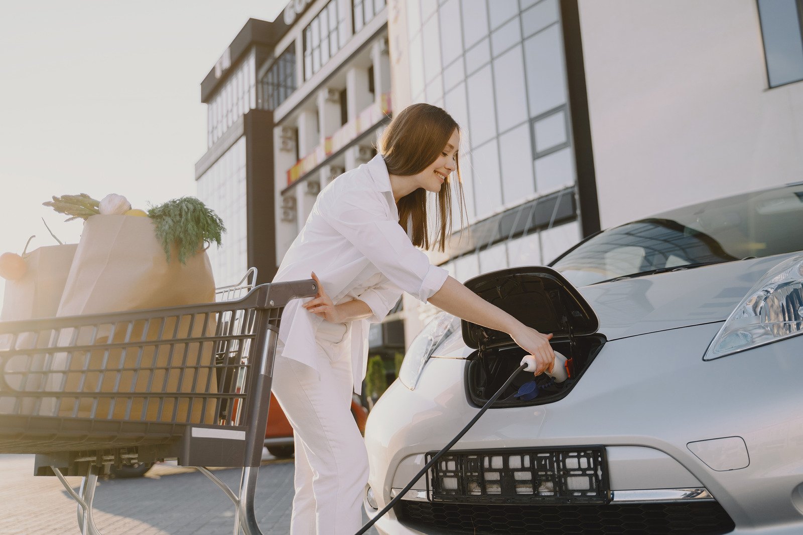 Poradnik zakupu samochodu elektrycznego: na co zwrócić uwagę przy wyborze odpowiedniego modelu?