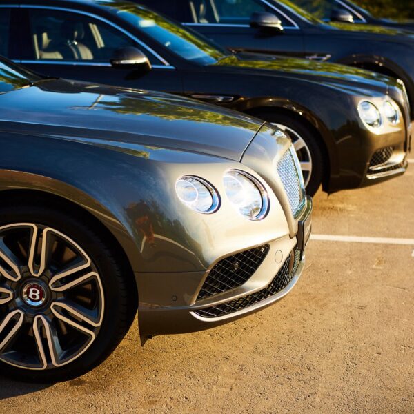 Rola i działanie hybrydowych układów napędowych w sportach motorowych.