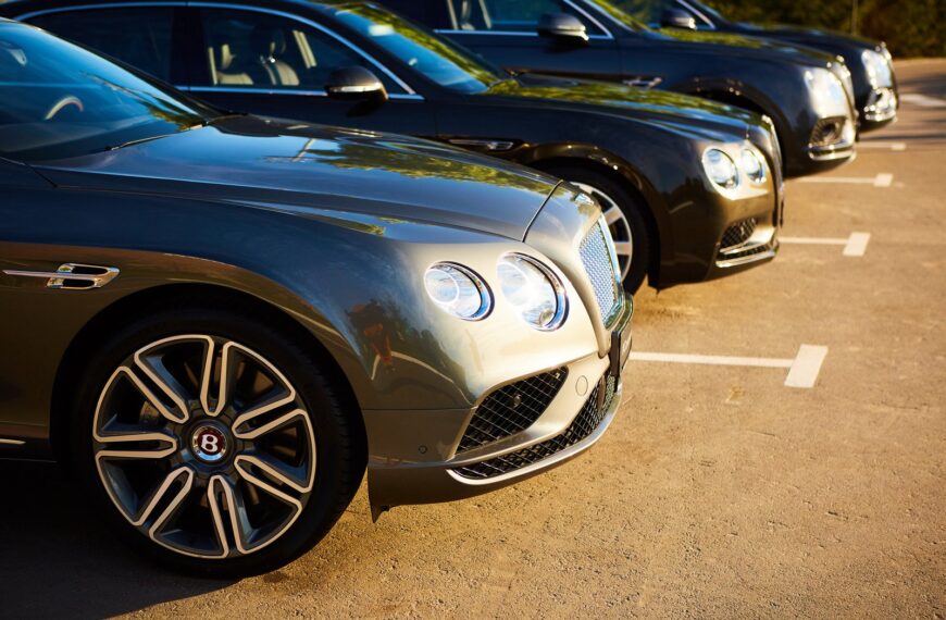 Rola i działanie hybrydowych układów napędowych w sportach motorowych.