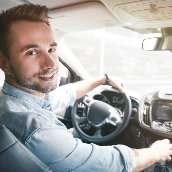 Wybór odpowiedniego samochodu dla młodego kierowcy – na co zwrócić uwagę przy zakupie pierwszego auta?