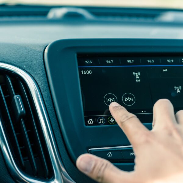 Jak wybrać odpowiednią nawigację samochodową? Przegląd najnowszych modeli i funkcji.