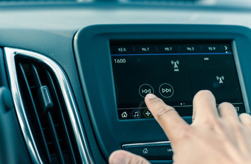 Jak wybrać odpowiednią nawigację samochodową? Przegląd najnowszych modeli i funkcji.